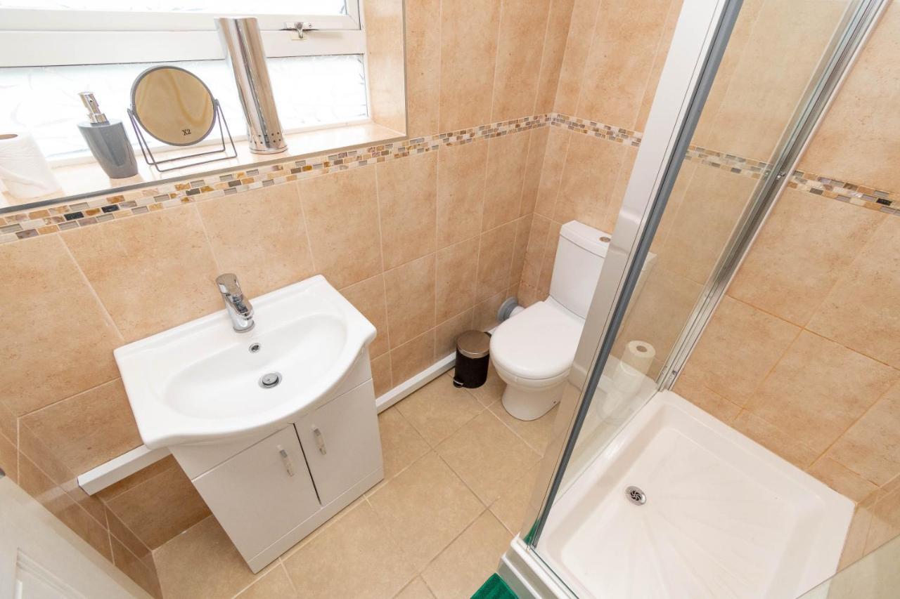 Fantastic 3 Bedroom House *Free Parking* Wolverhampton Zewnętrze zdjęcie