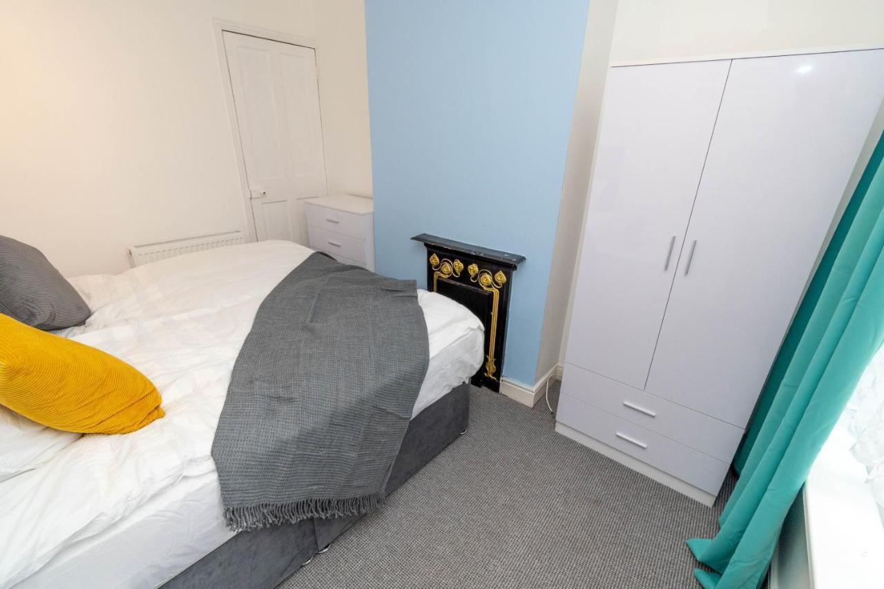 Fantastic 3 Bedroom House *Free Parking* Wolverhampton Zewnętrze zdjęcie